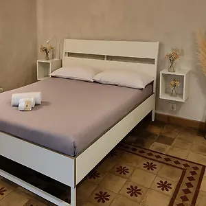 Casa vacanze Maniace 57, Ortigia Historic Center, 200 Mt From The, Syracuse